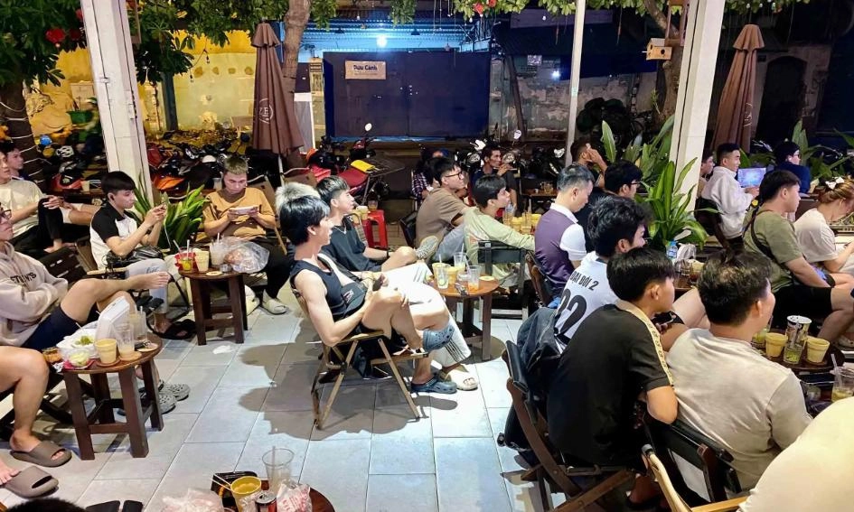 Thức cùng World Cup, sinh viên tất bật ca đêm