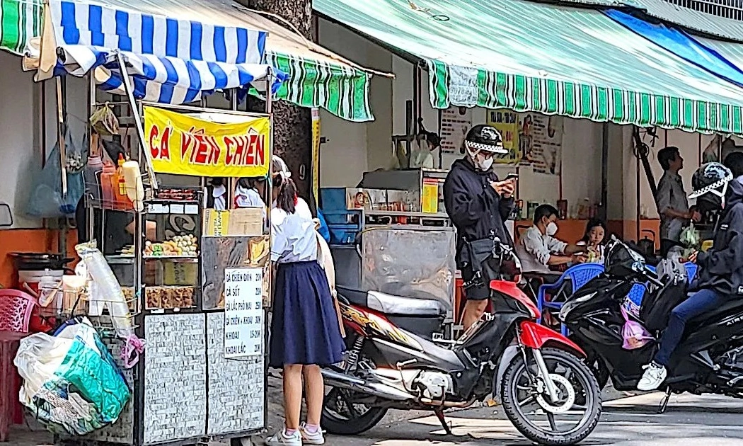 Tăng cường kiểm tra đột xuất cơ sở cung cấp thực phẩm cho hàng rong trên địa bàn TPHCM
