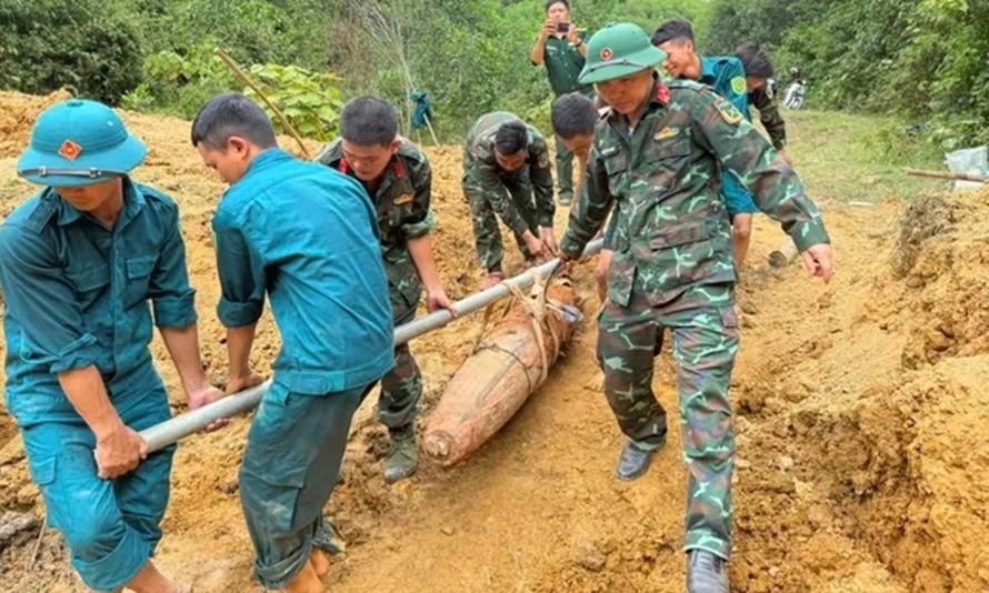 Phá hủy an toàn quả bom 250kg còn sót lại sau chiến tranh