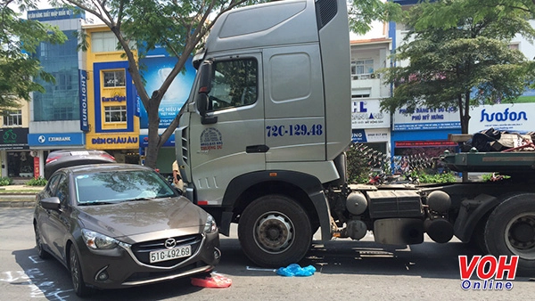 Xe đầu kéo container lấn làn xe, gây tai nạn tại quận 7