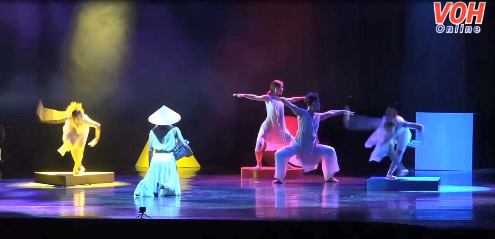Công diễn tác phẩm múa Sắc màu vũ điệu với “Vũ điệu, Ánh Sáng Và Màu Sắc”