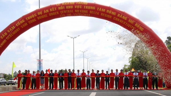 Thông xe cầu Vàm Cống - cây cầu dây văng thứ 2 nối liền 2 bờ sông Hậu