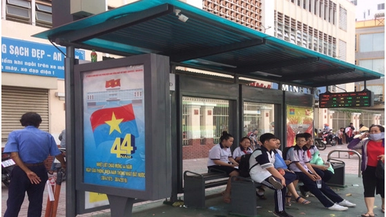 TPHCM đưa nhà chờ xe buýt hiện đại có camera, điện năng lượng mặt trời vào hoạt động