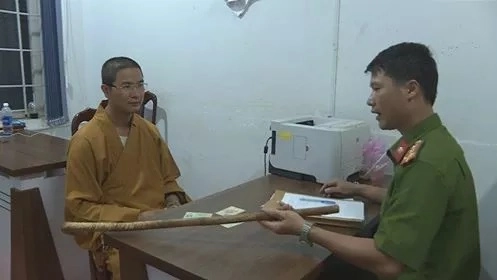 Thầy chùa dùng gậy đập bể kính ôtô vì tài xế bấm còi không cho vượt 
