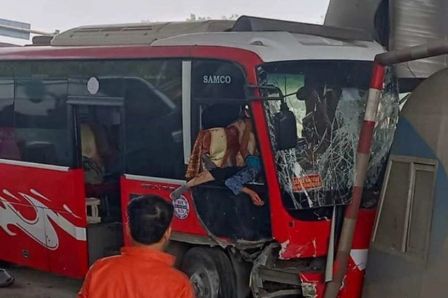 Tin tức tai nạn giao thông hôm nay 19/12/2019: Xe khách đâm vào trạm thu phí, 5 người bị thương