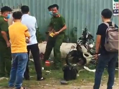 Giật điện thoại, xịt hơi cay làm nạn nhân té xe tử vong ở Hóc Môn