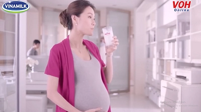 Cách uống sữa cho mẹ bầu sợ sữa