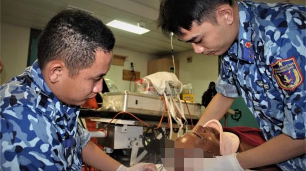 Bộ Tư lệnh Vùng Cảnh sát biển 3 cấp cứu ngư dân bị nạn trên biển