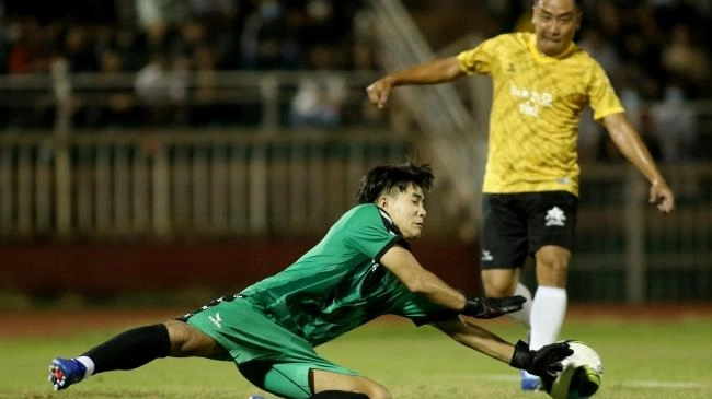 Các danh thủ và nghệ sĩ đối đầu trong trận bóng gây quỹ hỗ trợ đồng bào miền Trung