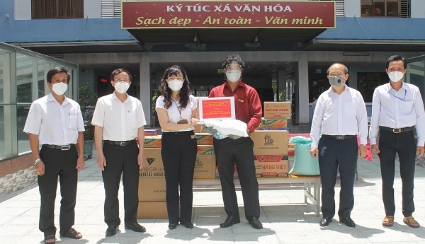 Đại biểu HĐND hỗ trợ nhu yếu phẩm cho sinh viên Bách Khoa