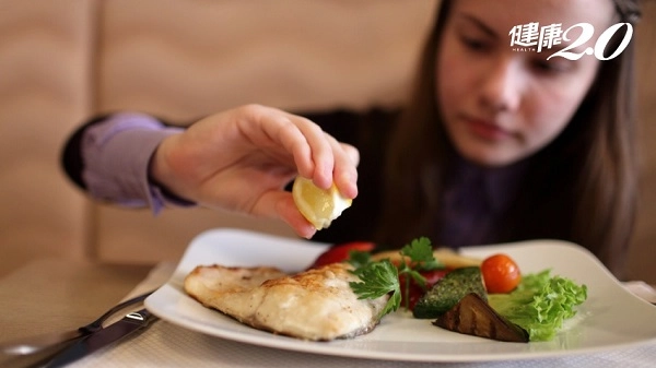 Cách sống lâu: ăn nhiều cá, trái cây và uống nhiều sữa!