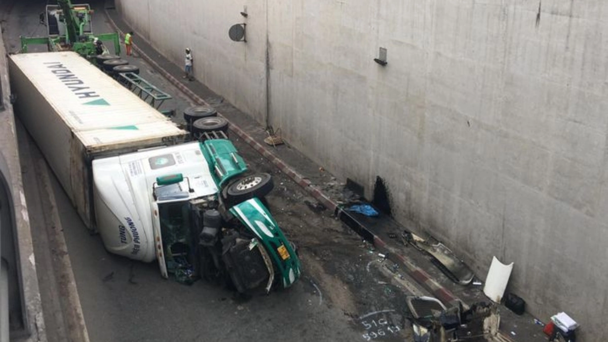 Tin tức tai nạn giao thông hôm nay: Xe container lật ngang tại hầm chui ngã 4 Vũng Tàu