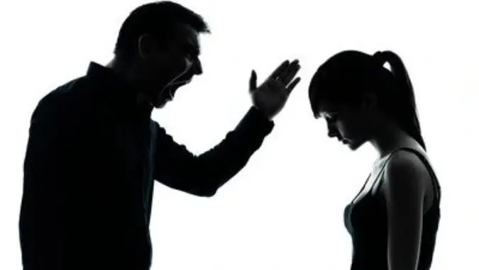 Treo con gái lên trần nhà đánh, người cha bị phạt 45 triệu đồng