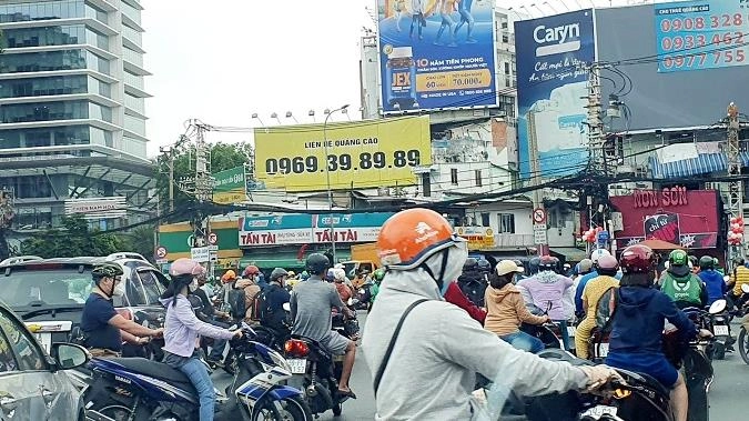 Mùng 5 tết, nhiều nơi giao thông đông đúc, di chuyển khó khăn