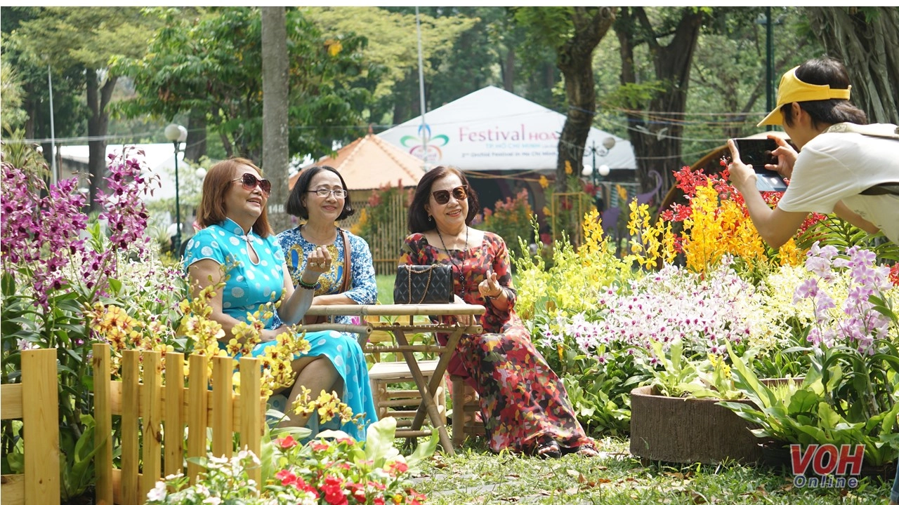 Nắng nóng, người Sài Gòn vẫn xúng xính áo dài tại Festival hoa lan TPHCM