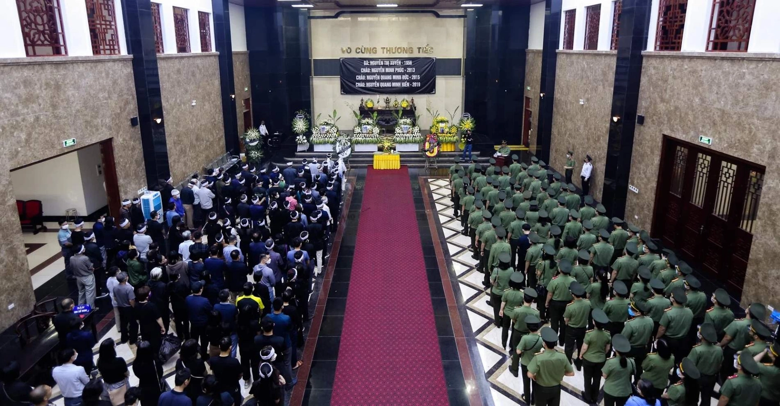 Nghẹn ngào hình ảnh dòng người tiễn biệt 4 bà cháu tử vong trong vụ hỏa hoạn ở Hà Nội