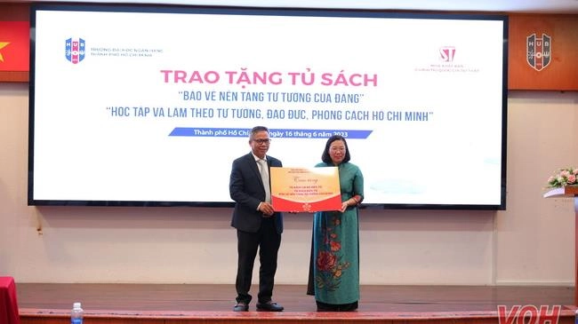 Trao tặng tủ sách điện tử “Bảo vệ nền tảng tư tưởng của Đảng”