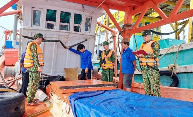 Bắt quả tang tàu cá chở 50.000 lít dầu DO không rõ nguồn gốc