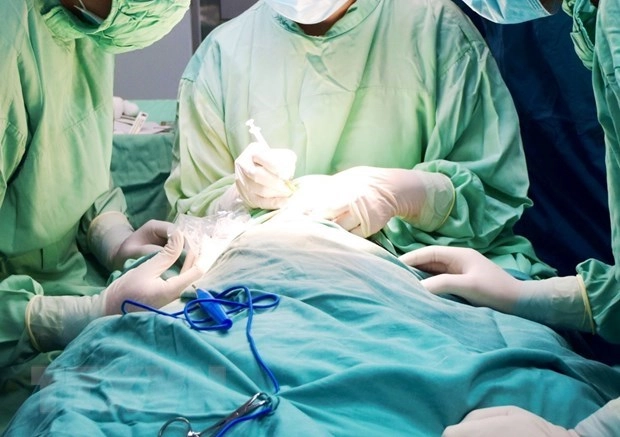 Chơi dại bơm hơi vào hậu môn làm vỡ đại tràng bạn làm chung