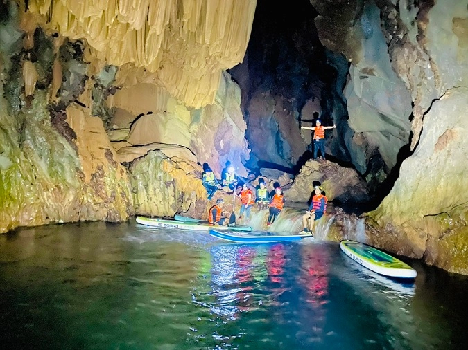 Phát hiện hang động mới nguyên sơ giữa rừng Trường Sơn
