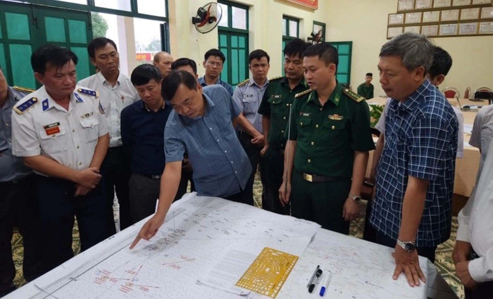 Huy động máy bay tìm kiếm 13 ngư dân gặp nạn ở Trường Sa