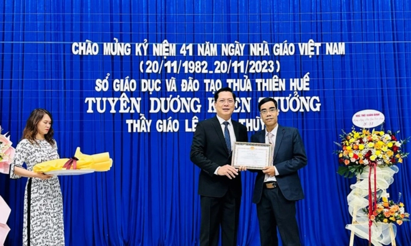 Huế: Tuyên dương thầy giáo cứu 3 người giữa dòng nước lũ