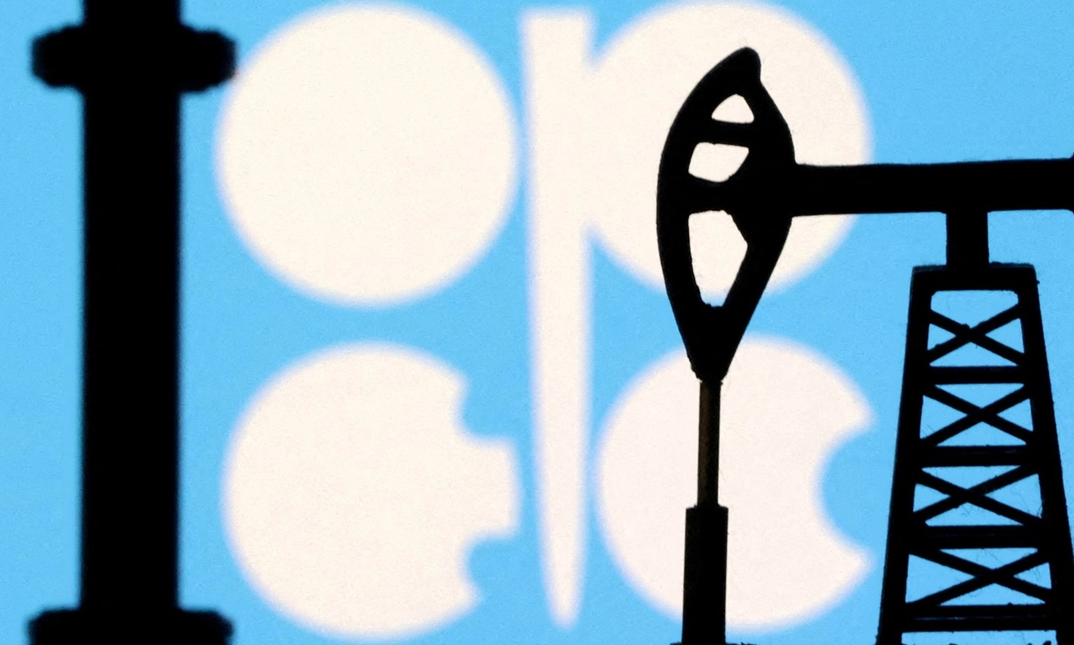 OPEC+ có thể cắt giảm sản lượng hơn 1 triệu thùng dầu/ngày