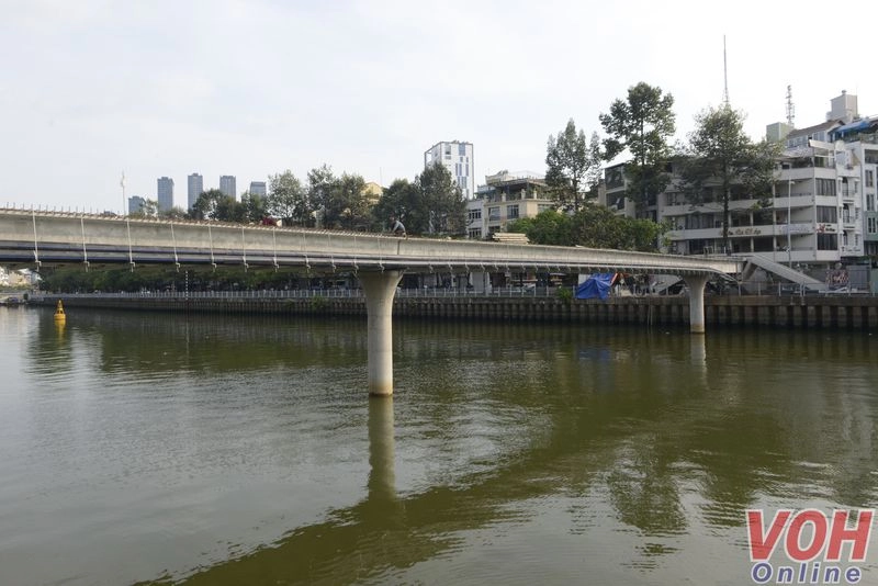 Cầu đi bộ bắc qua kênh Nhiêu Lộc - Thị Nghè sắp hoàn thành