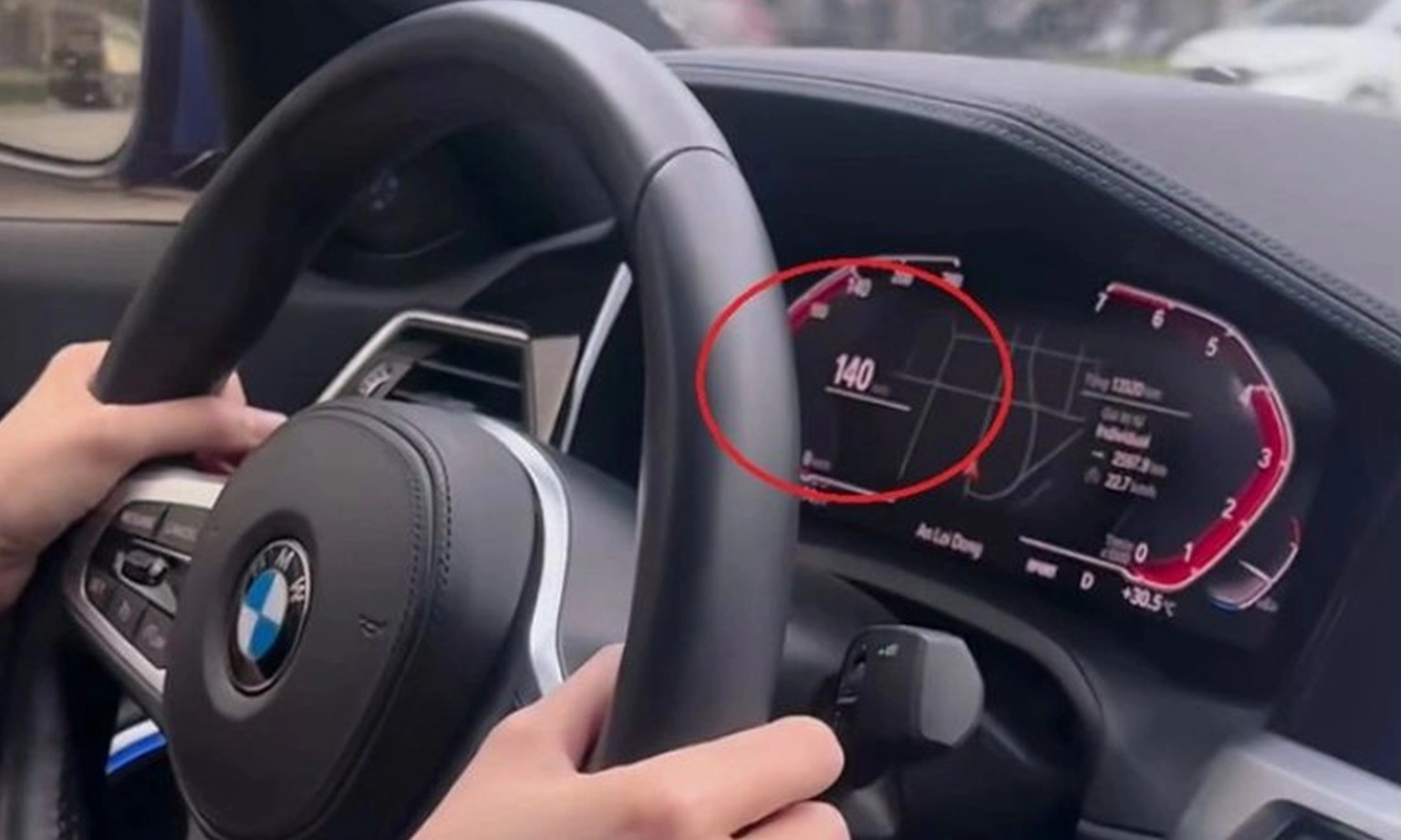Cô gái bị phạt 11 triệu đồng, tước bằng 3 tháng vì lái ôtô với tốc độ 140 km/h