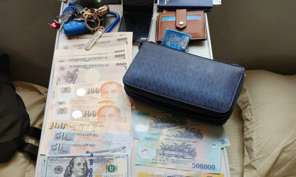 Nữ tiếp viên tàu SE4 trả lại hơn 60 triệu đồng khách bỏ quên