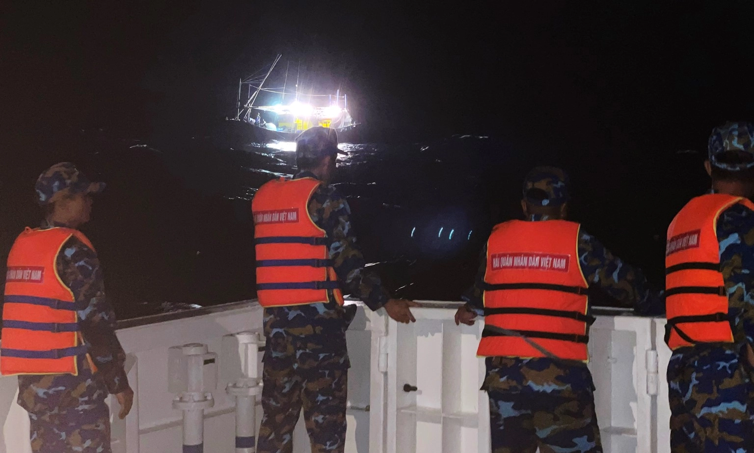 Tàu Hải quân hỗ trợ ngư dân lai kéo tàu cá hỏng máy gần đảo Song Tử Tây