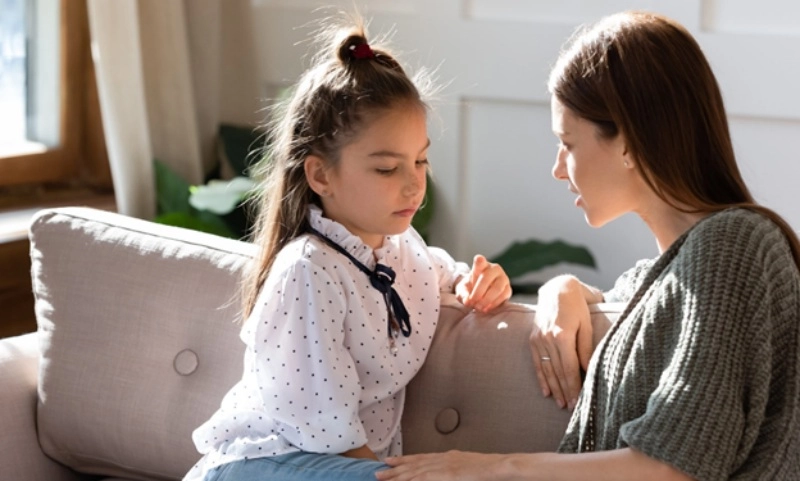 Cha mẹ nên làm gì để giúp trẻ bớt lo lắng?