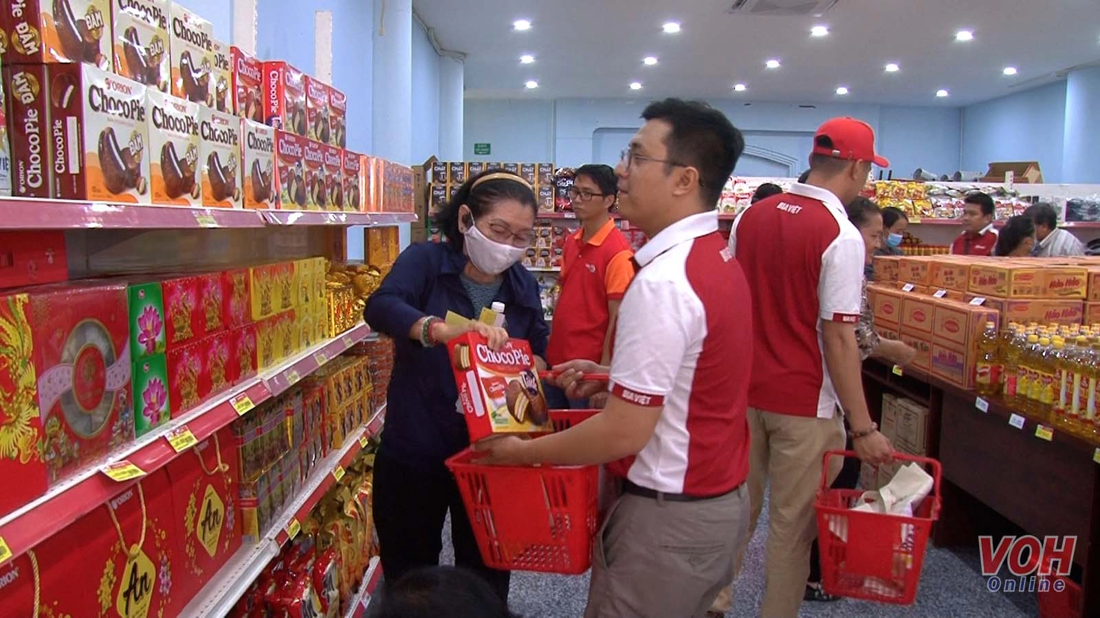 Chung tay chia sẻ cùng cộng đồng đón Tết an vui