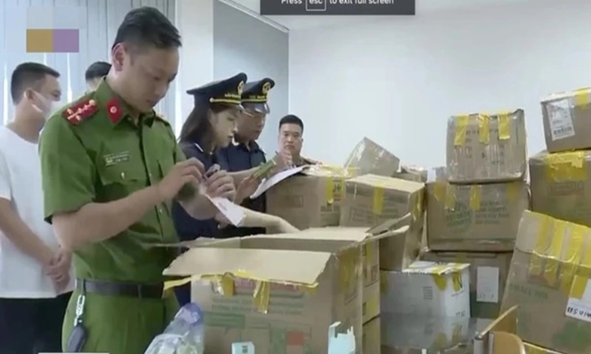 Truy tố hai đối tượng tổ chức vận chuyển trái phép hàng từ nước ngoài về