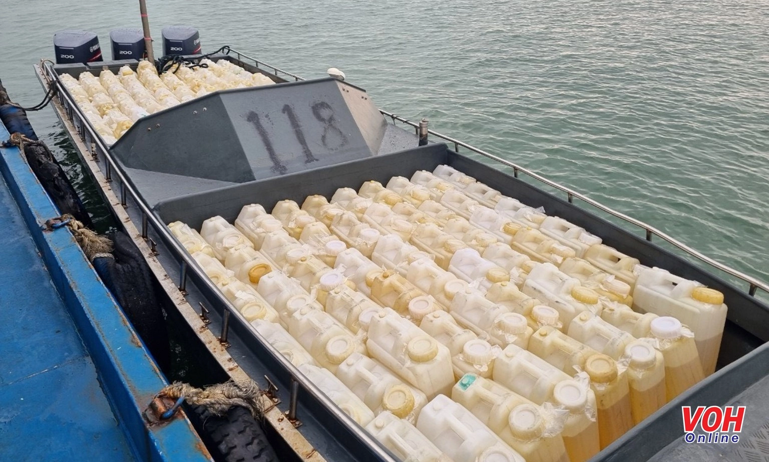 Bắt giữ phương tiện chở 250 can xăng không hóa đơn, chứng từ tại TP Móng Cái