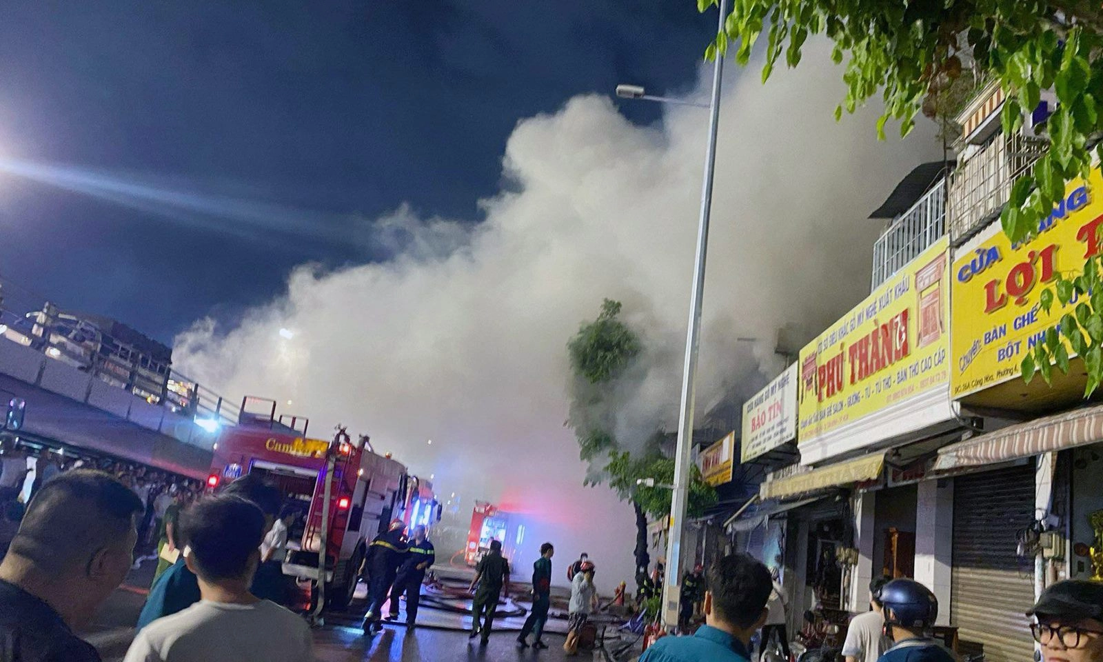 Cháy cửa hàng gỗ mỹ nghệ trên đường Cộng Hoà, ùn ứ giao thông cửa ngõ Tân Sơn Nhất