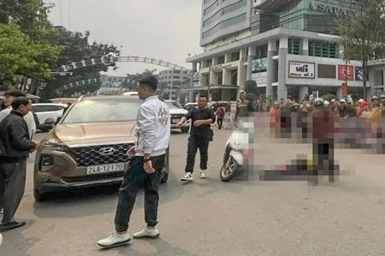 Mở cửa xe ô tô làm một phụ nữ đi xe máy cùng chiều chết oan uổng