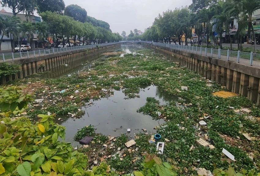 Rác tràn lan trên kênh Nhiêu Lộc-Thị Nghè, UBND TPHCM chỉ đạo vớt rác gấp