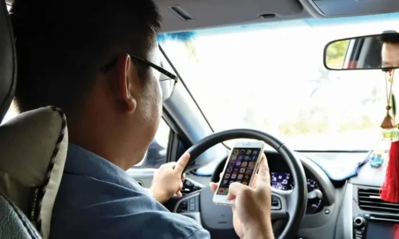 Bộ Công an đề xuất cấm tuyệt đối nồng độ cồn, dùng điện thoại khi lái xe