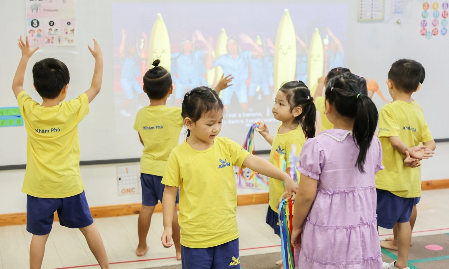TPHCM: Hôm nay học sinh Trường Quốc tế Mỹ trở lại trường
