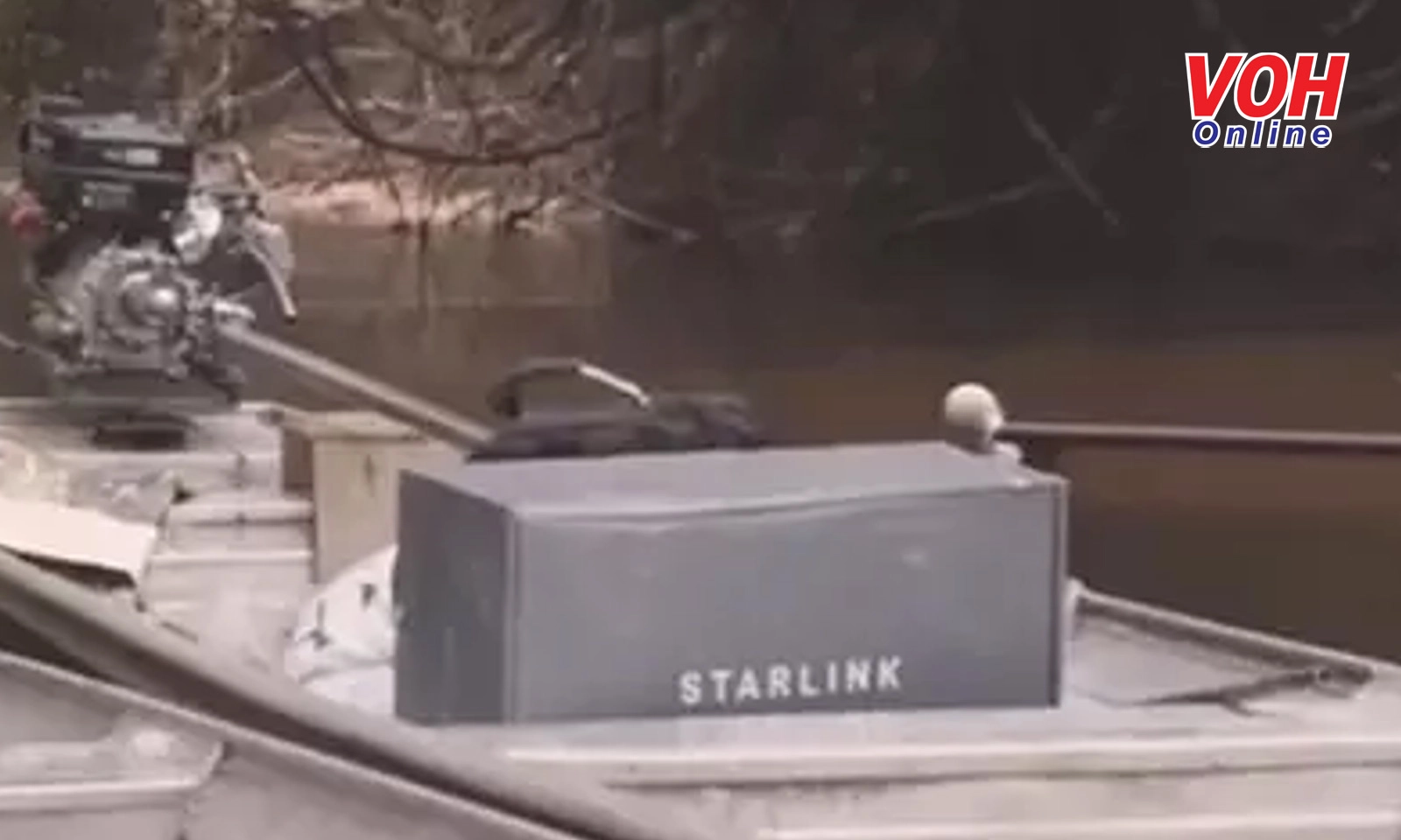 Internet vệ tinh của Elon Musk khiến giới trẻ ở bộ tộc Amazon mê phim đen